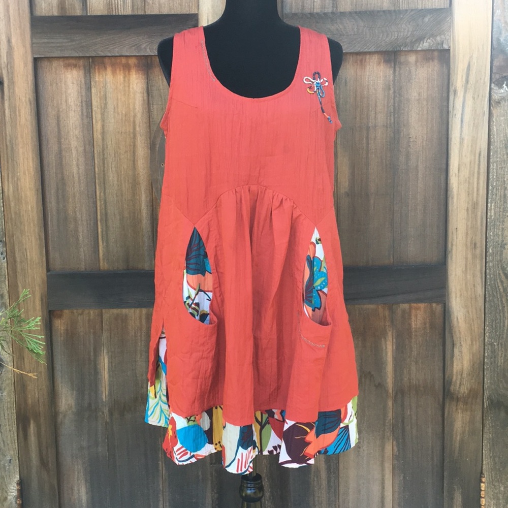 Tara Vao Dress w/flower detail & colorful contrast